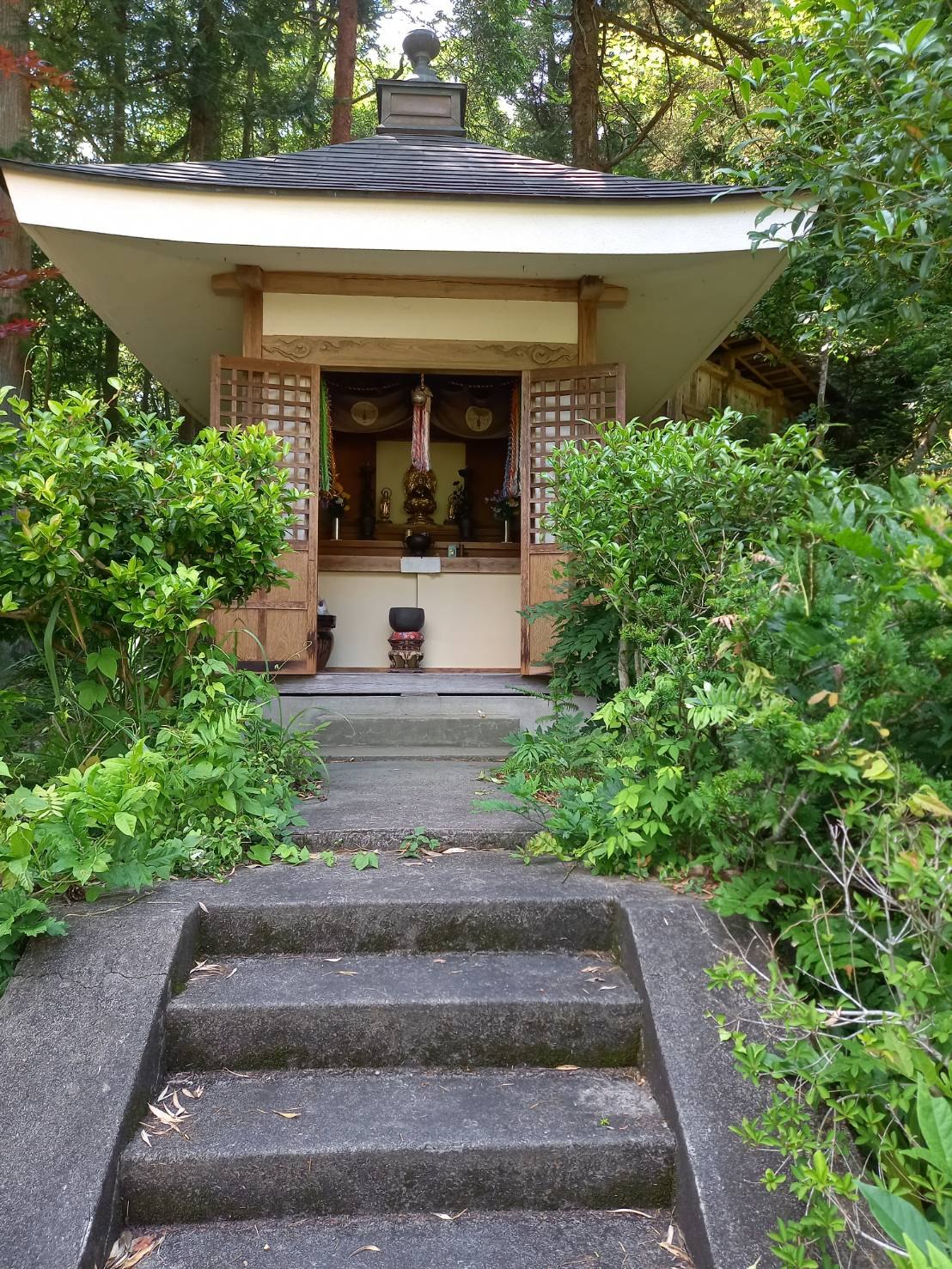 A small temple hall in the forest of Unazawa