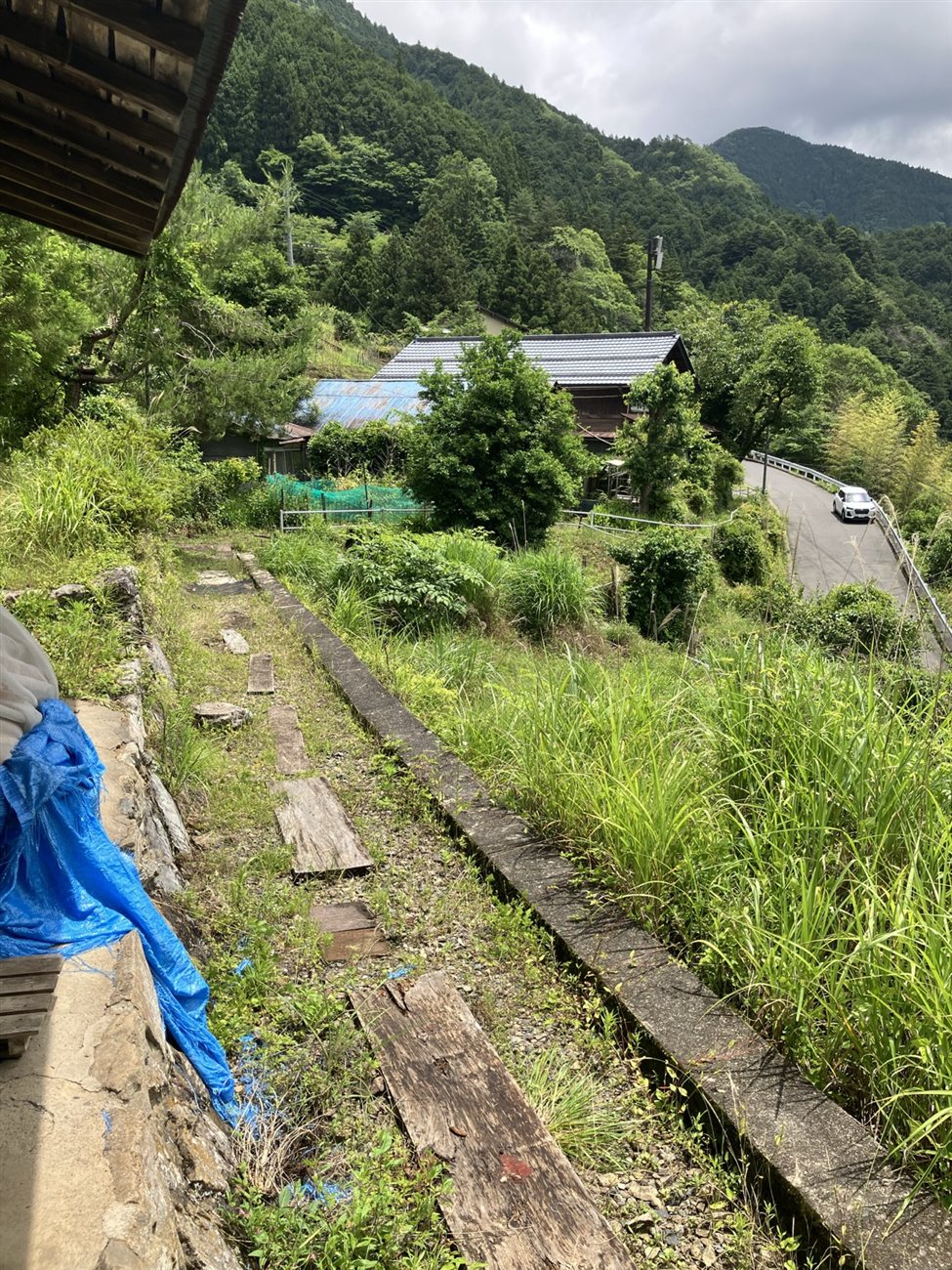 The idle land of Unazawa and the village in the valley
